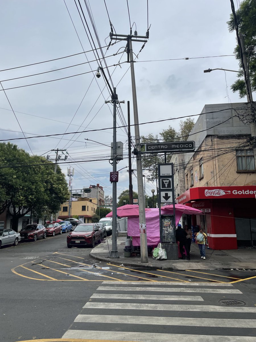 alepinav's tweet photo. Y este puesto que estorba el paso peatonal y el acceso al metro, donde se reporta? @MetroCDMX o @AlcCuauhtemocMx @AlessandraRdlv ? https://t.co/ozqPFlUGWf