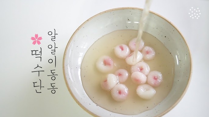 Plants_item's tweet photo. "떡수단" 이라고 불리는, 흰 떡을 꿀물이나 새콤달콤한 오미자 차에 넣어 시원하게 먹는 음식이 있어요. 멥쌀 가루로 흰 떡을 만들어 조그맣게 빚고, 차가운 꿀물이나 오미자 차에 넣어 함께 먹으면 돼요. 
아니면 과일로 만든 묵인 "과편"도 맛있어요.
과일즙에 녹두 전분을 넣고 묵이 될 때 까지  >> https://t.co/jkhskF5XB6