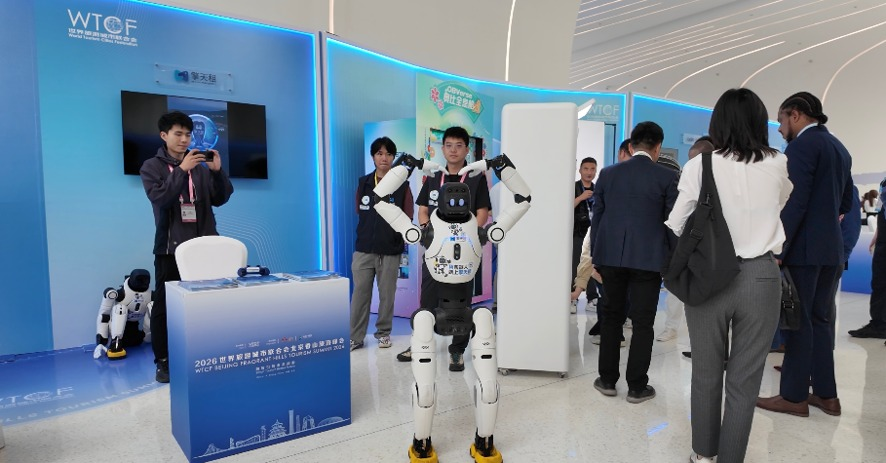 ChinaEmb_Bo's tweet photo. Beijing acoge un encuentro donde cultura, turismo e inteligencia digital se integran para imaginar nuevas experiencias de viaje.🧭
La Cumbre de Turismo de Xiangshan Beijing 2026 se celebra bajo el lema “La inteligencia digital impulsa el turismo del futuro”, en respuesta a la creciente relación entre economía digital y turismo cultural.✨
En la Exposición de Aplicaciones Tecnológicas para el Turismo Cultural, más de 50 empresas tecnológicas de Beijing presentaron soluciones innovadoras ante invitados internacionales, mostrando nuevas formas de recorrer, comprender y disfrutar los destinos culturales.📲
Cuando la tecnología acompaña a la cultura, el viaje se convierte en una experiencia más inmersiva, educativa y cercana.🎭
La nota completa presenta esta exposición:
https://t.co/70AvGx4meY
#TurismoDelFuturo #ExperienciasCulturales #InnovaciónTurística #BeijingDigital