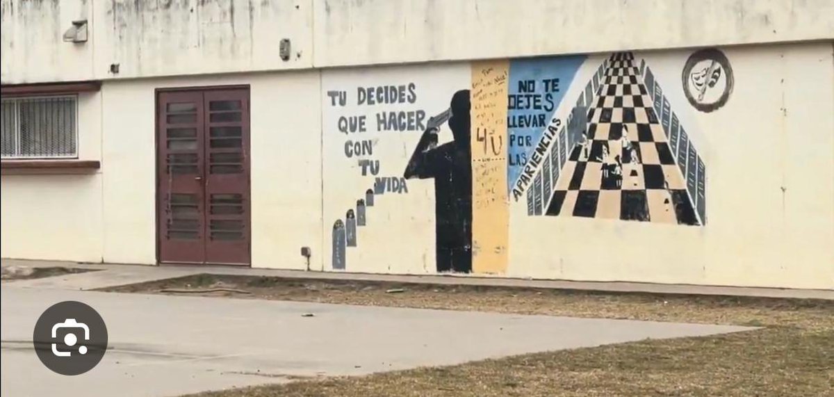 carmenAlvarezR's tweet photo. Esto está muy lejos de lo que yo entiendo por cuidar a los chicos.
En una provincia donde miles de alumnos terminan la primaria sin comprender bien lo que leen y donde tantos jóvenes están perdiendo oportunidades, cuesta entender que estos sean los mensajes que aparecen en nuestras escuelas.
Córdoba valora la vida.
Le pido al Sr. Ministro de Educación @HAFerreyra que explique quién autorizó este mural y qué mensaje considera que transmite a nuestros estudiantes.