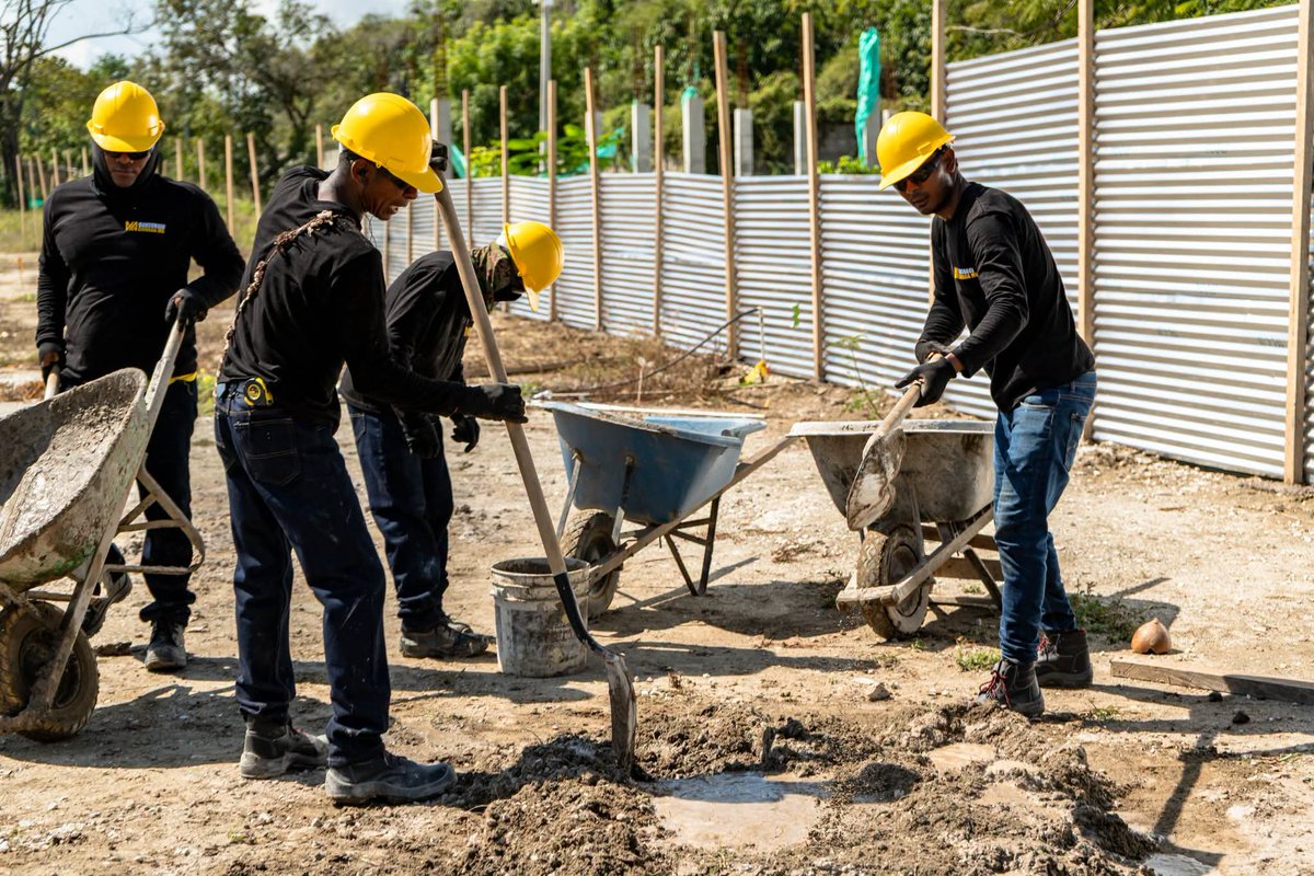 UniCaribe_'s tweet photo. 📢 Inician obras en Campus Costa Verde de Unicaribe con más de $55 mil de inversión del Gobierno Nacional
 
▪️𝘓𝘢 𝘯𝘶𝘦𝘷𝘢 𝘪𝘯𝘧𝘳𝘢𝘦𝘴𝘵𝘳𝘶𝘤𝘵𝘶𝘳𝘢 𝘤𝘰𝘯𝘵𝘢𝘳𝘢́ 𝘤𝘰𝘯 4.854 𝘮𝘦𝘵𝘳𝘰𝘴 𝘤𝘶𝘢𝘥𝘳𝘢𝘥𝘰𝘴 𝘤𝘰𝘯𝘴𝘵𝘳𝘶𝘪𝘥𝘰𝘴, 20 𝘢𝘶𝘭𝘢𝘴, 𝘢𝘶𝘥𝘪𝘵𝘰𝘳𝘪𝘰, 𝘦𝘴𝘱𝘢𝘤𝘪𝘰𝘴 𝘥𝘦 𝘣𝘪𝘦𝘯𝘦𝘴𝘵𝘢𝘳 𝘺 𝘭𝘢𝘣𝘰𝘳𝘢𝘵𝘰𝘳𝘪𝘰𝘴 𝘥𝘦 𝘪𝘯𝘵𝘦𝘭𝘪𝘨𝘦𝘯𝘤𝘪𝘢 𝘢𝘳𝘵𝘪𝘧𝘪𝘤𝘪𝘢𝘭, 𝘳𝘰𝘣𝘰́𝘵𝘪𝘤𝘢, 𝘵𝘦𝘭𝘦𝘤𝘰𝘮𝘶𝘯𝘪𝘤𝘢𝘤𝘪𝘰𝘯𝘦𝘴 𝘺 𝘤𝘪𝘦𝘯𝘤𝘪𝘢 𝘥𝘦 𝘥𝘢𝘵𝘰𝘴.

El Gobierno nacional, liderado por el presidente Gustavo Petro, a través del Ministerio de Educación Nacional inició las obras de ampliación de la sede Costa Verde de la Institución Universitaria del Caribe (Unicaribe), un proyecto que representa una de las inversiones más importantes en infraestructura para la educación superior pública en este territorio.

Con una inversión superior a $55.766 millones, esta obra no solo ampliará la capacidad física de la institución. También ampliará sueños, oportunidades y posibilidades para las nuevas generaciones que ven en la educación superior el camino para transformar sus vidas, fortalecer sus comunidades y aportar al desarrollo del Caribe colombiano.

El proyecto contempla la construcción de 4.854 metros cuadrados de nueva infraestructura educativa, diseñada para responder a las necesidades actuales y futuras de la formación técnica, tecnológica y universitaria de la región.

El nuevo edificio contará con tres niveles y dispondrá de 20 aulas tipo con capacidad para 40 estudiantes cada una, un aula magistral para 45 estudiantes, áreas administrativas, espacios de tutorías, enfermería, baterías sanitarias, zonas de circulación y un auditorio con capacidad para 130 personas, fortaleciendo las condiciones académicas y de bienestar para toda la comunidad educativa.

Como parte de la apuesta del Gobierno nacional por una educación conectada con los desafíos del siglo XXI, la nueva infraestructura incluirá cuatro laboratorios especializados en informática, redes y telecomunicaciones, ciencia de datos e inteligencia artificial y robótica, espacios que permitirán a los estudiantes acceder a herramientas de vanguardia para fortalecer sus competencias y ampliar sus oportunidades laborales y profesionales.

Las obras ya avanzan con actividades preliminares de adecuación del terreno, entre ellas la localización, trazado y replanteo del proyecto, la instalación de cerramientos provisionales y las intervenciones necesarias para dar inicio a la construcción.

Este proyecto, que cuenta con asistencia técnica de la Financiera de Desarrollo Territorial (Findeter), se suma a las acciones que impulsa el Gobierno del presidente Gustavo Petro para cerrar brechas históricas en el acceso a la educación superior y consolidar una presencia más robusta del Estado en los territorios.

𝐅𝐮𝐞𝐧𝐭𝐞: 𝐏𝐫𝐞𝐧𝐬𝐚 @Mineducacion
Fotos: Comunicaciones Unicaribe