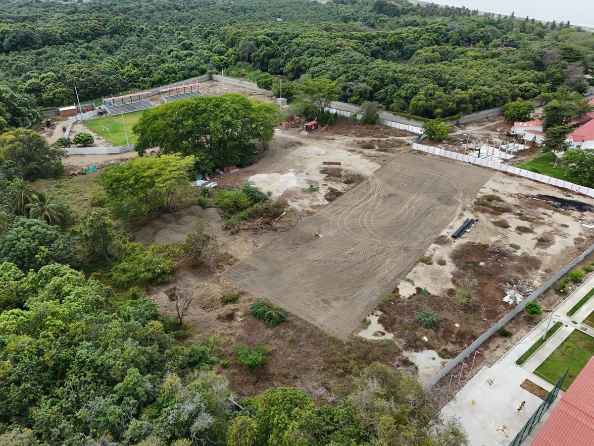 UniCaribe_'s tweet photo. 📢 Inician obras en Campus Costa Verde de Unicaribe con más de $55 mil de inversión del Gobierno Nacional
 
▪️𝘓𝘢 𝘯𝘶𝘦𝘷𝘢 𝘪𝘯𝘧𝘳𝘢𝘦𝘴𝘵𝘳𝘶𝘤𝘵𝘶𝘳𝘢 𝘤𝘰𝘯𝘵𝘢𝘳𝘢́ 𝘤𝘰𝘯 4.854 𝘮𝘦𝘵𝘳𝘰𝘴 𝘤𝘶𝘢𝘥𝘳𝘢𝘥𝘰𝘴 𝘤𝘰𝘯𝘴𝘵𝘳𝘶𝘪𝘥𝘰𝘴, 20 𝘢𝘶𝘭𝘢𝘴, 𝘢𝘶𝘥𝘪𝘵𝘰𝘳𝘪𝘰, 𝘦𝘴𝘱𝘢𝘤𝘪𝘰𝘴 𝘥𝘦 𝘣𝘪𝘦𝘯𝘦𝘴𝘵𝘢𝘳 𝘺 𝘭𝘢𝘣𝘰𝘳𝘢𝘵𝘰𝘳𝘪𝘰𝘴 𝘥𝘦 𝘪𝘯𝘵𝘦𝘭𝘪𝘨𝘦𝘯𝘤𝘪𝘢 𝘢𝘳𝘵𝘪𝘧𝘪𝘤𝘪𝘢𝘭, 𝘳𝘰𝘣𝘰́𝘵𝘪𝘤𝘢, 𝘵𝘦𝘭𝘦𝘤𝘰𝘮𝘶𝘯𝘪𝘤𝘢𝘤𝘪𝘰𝘯𝘦𝘴 𝘺 𝘤𝘪𝘦𝘯𝘤𝘪𝘢 𝘥𝘦 𝘥𝘢𝘵𝘰𝘴.

El Gobierno nacional, liderado por el presidente Gustavo Petro, a través del Ministerio de Educación Nacional inició las obras de ampliación de la sede Costa Verde de la Institución Universitaria del Caribe (Unicaribe), un proyecto que representa una de las inversiones más importantes en infraestructura para la educación superior pública en este territorio.

Con una inversión superior a $55.766 millones, esta obra no solo ampliará la capacidad física de la institución. También ampliará sueños, oportunidades y posibilidades para las nuevas generaciones que ven en la educación superior el camino para transformar sus vidas, fortalecer sus comunidades y aportar al desarrollo del Caribe colombiano.

El proyecto contempla la construcción de 4.854 metros cuadrados de nueva infraestructura educativa, diseñada para responder a las necesidades actuales y futuras de la formación técnica, tecnológica y universitaria de la región.

El nuevo edificio contará con tres niveles y dispondrá de 20 aulas tipo con capacidad para 40 estudiantes cada una, un aula magistral para 45 estudiantes, áreas administrativas, espacios de tutorías, enfermería, baterías sanitarias, zonas de circulación y un auditorio con capacidad para 130 personas, fortaleciendo las condiciones académicas y de bienestar para toda la comunidad educativa.

Como parte de la apuesta del Gobierno nacional por una educación conectada con los desafíos del siglo XXI, la nueva infraestructura incluirá cuatro laboratorios especializados en informática, redes y telecomunicaciones, ciencia de datos e inteligencia artificial y robótica, espacios que permitirán a los estudiantes acceder a herramientas de vanguardia para fortalecer sus competencias y ampliar sus oportunidades laborales y profesionales.

Las obras ya avanzan con actividades preliminares de adecuación del terreno, entre ellas la localización, trazado y replanteo del proyecto, la instalación de cerramientos provisionales y las intervenciones necesarias para dar inicio a la construcción.

Este proyecto, que cuenta con asistencia técnica de la Financiera de Desarrollo Territorial (Findeter), se suma a las acciones que impulsa el Gobierno del presidente Gustavo Petro para cerrar brechas históricas en el acceso a la educación superior y consolidar una presencia más robusta del Estado en los territorios.

𝐅𝐮𝐞𝐧𝐭𝐞: 𝐏𝐫𝐞𝐧𝐬𝐚 @Mineducacion
Fotos: Comunicaciones Unicaribe