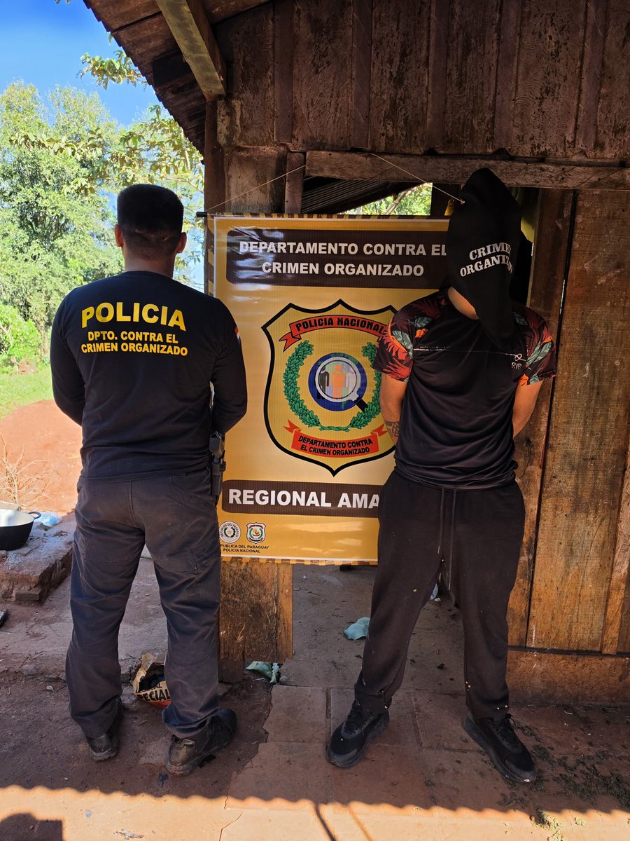 DCCO_Paraguay's tweet photo. 🚨Golpe al narcotráfico en San Pedro.
 Agentes del @dcco_Paraguay allanaron una vivienda en la Colonia San José del Norte. Fue detenido Steven López Ríos (19), se incautó 152 kg de supuesta marihuana, celulares y cilindros metálicos usados para procesar droga tipo “ICE” https://t.co/ltob0s3aKC
