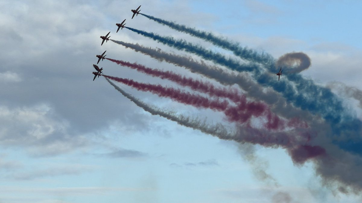 TJ46's tweet photo. But of Red Arrows action. https://t.co/fpVJETJE5i