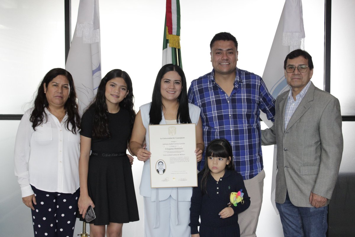 ulm_mx's tweet photo. En Ceremonia de Titulación, el Rector, Lic. Carlos Lemus Muñoz Ledo, en compañía de Autoridades Académicas de la Facultad de Odontología ULM, hace entrega de Título de la  Licenciatura en Cirujano Dentista  a

C.D. Adriana Isabel Correa Carrión

¡Muchas Felicidades! https://t.co/Otn8FqO3kj