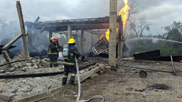 leviatanweb's tweet photo. 🚨Tras la explosión de autotanques de gas LP en #Tepeaca, el @Gob_Puebla ordenó la evacuación preventiva de cerca de 2 mil personas, entre pacientes de un hospital, estudiantes y vecinos. https://t.co/H4YE3yi7Xm