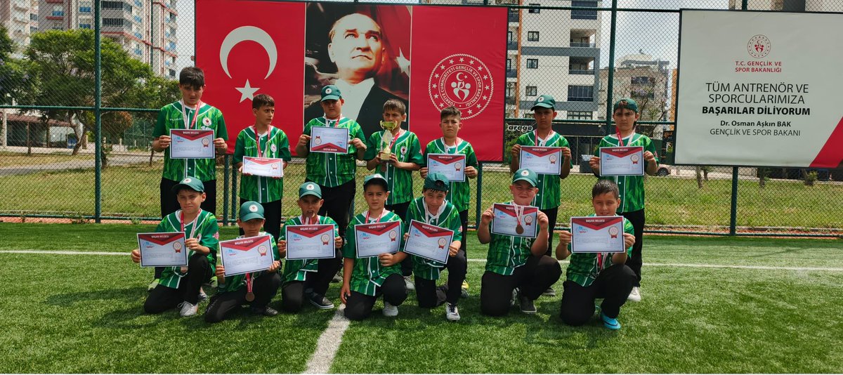 GSB_Sinop's tweet photo. ⚾🏆 ERFELEK YUNUS EMRE ORTAOKULU BAŞARIYA DOYMUYOR!

2-4 Haziran 2026 tarihlerinde Mersin’de düzenlenen 2025-2026 Eğitim Öğretim Yılı Okul Sporları Beyzbol Küçük Erkekler Türkiye Birinciliği Müsabakalarında, Erfelek Yunus Emre Ortaokulu Küçük Erkekler Beyzbol Takımı büyük bir başarıya imza atarak Türkiye Üçüncüsü oldu.

Bu önemli başarıda emeği geçen sporcu öğrencilerimizi ve Beden Eğitimi Öğretmeni Burhanettin Akça’yı gönülden tebrik ediyoruz.

@OA_BAK @gencliksporbak @mustafaozarslnn @TCSinopValiligi