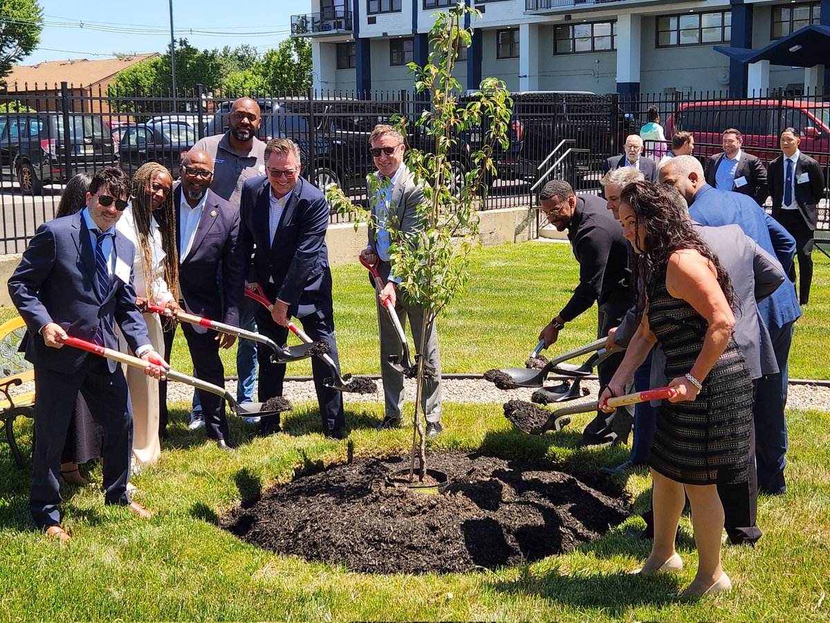 CityofCamdenGov's tweet photo. Mayor Carstarphen, City Council, NJEDA &amp; Hudson Valley Property Group cut the ribbon on the newly renovated Encore (former North Gate). This is a $130 million investment in the quality of life for the North Camden community &amp; preservation of high-quality affordable housing. https://t.co/htXGtcbIY0