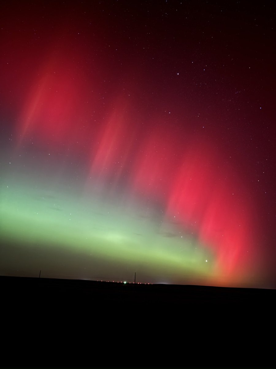 HMITCHR40's tweet photo. @J_master_caster @Vincent_Ledvina Banger Jeremy! I caught basically the same structure from northeast CO on the same night! I’d be super curious on the time difference between our two pics. Mine was snapped at 9:33pm mountain time https://t.co/QspX6OX8ID