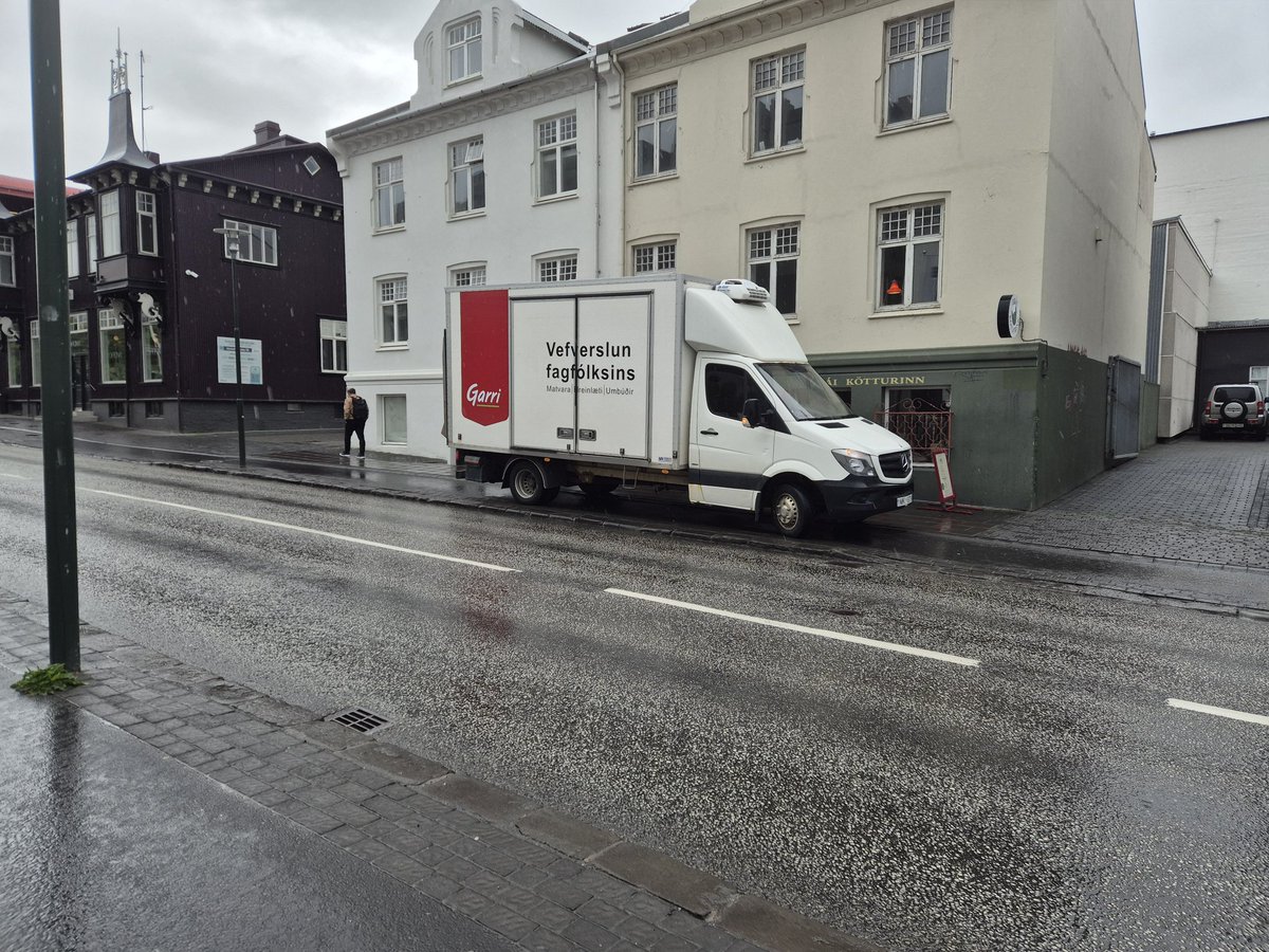 HalliStein's tweet photo. Stjórnendur Röntgen báðu bílstjóra Garra um að hætta að leggja á hjólastígnum fyrir utan barinn þegar vörur eru afhentar. Svo nú leggja þeir aðeins ofar á hjólastígnum og labba með vörurnar yfir á Röntgen. 😅 https://t.co/Fl5HmpsFcT