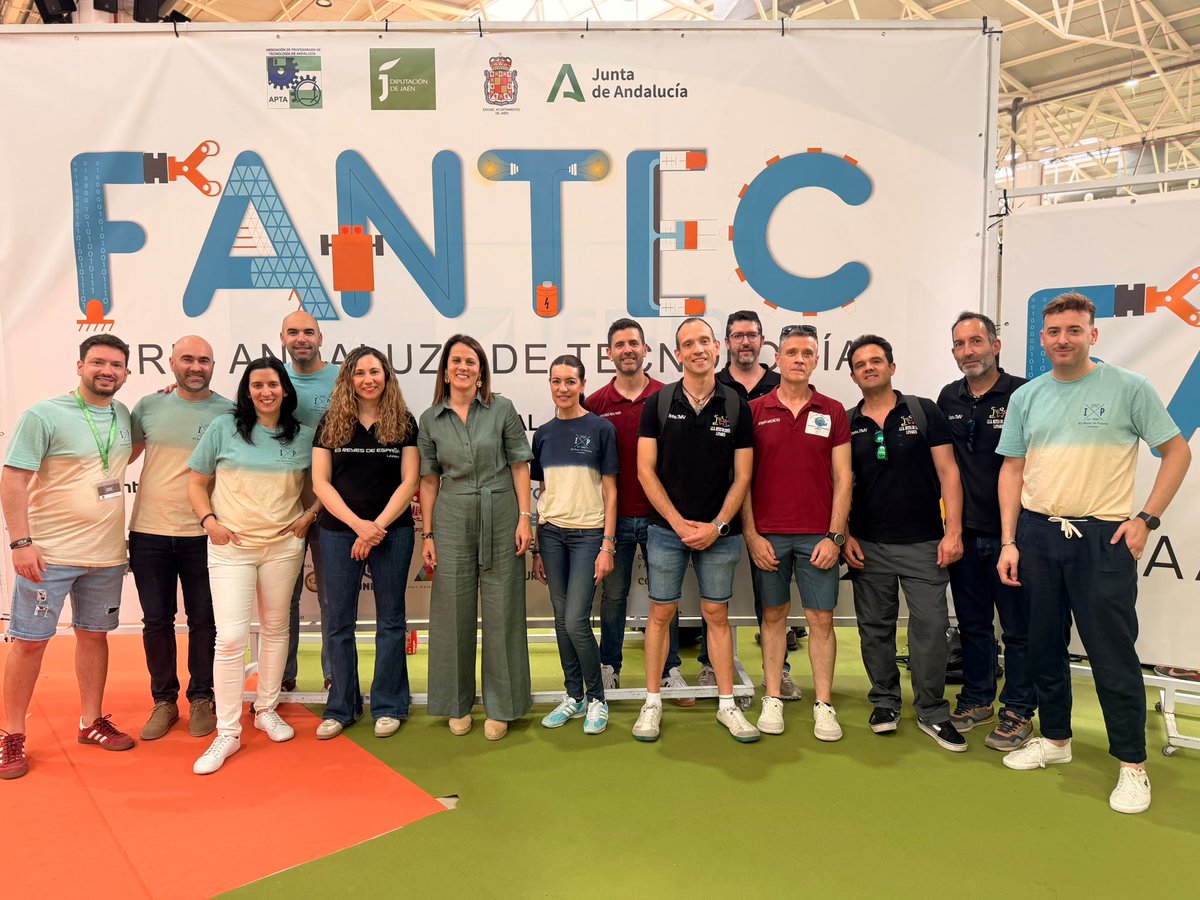 IESreyesIP2019's tweet photo. Convivencia y reencuentros con grandes profesionales en FANTEC Jaén. Gracias a la organización por la oportunidad de exponer nuestra faceta más tecnológica y de disfrutar igualmente con la calidad de los proyectos presentados. IES Reyes ¡Siempre aprendiendo para seguir enseñando! https://t.co/eG0MXBQV4m
