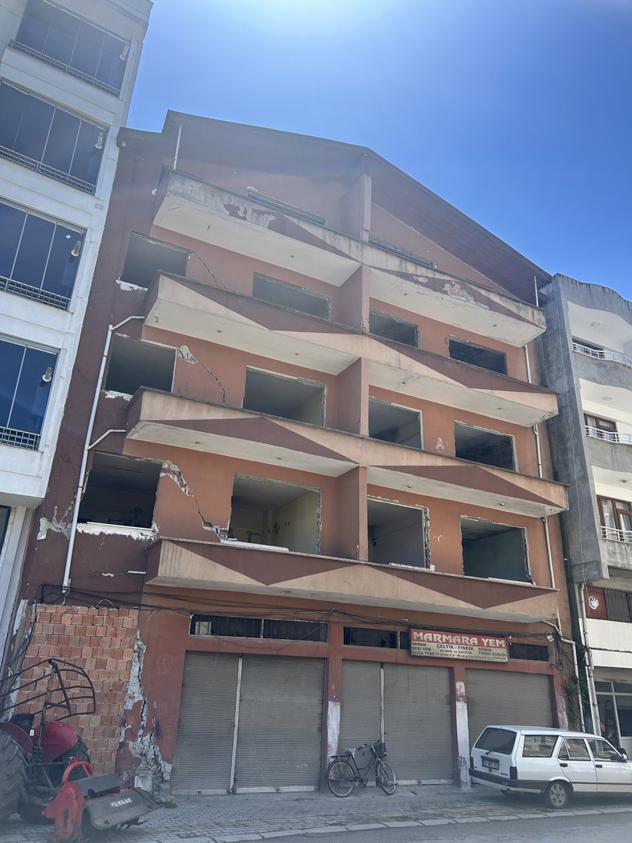 MirildayanAdamm's tweet photo. Bu Samsun Termede benim otırduğum caddede apartmanımın yanında metruk bir bina ne zamandır yıkılması bekleniyor. Bugün cimere şikayette bulundum. Bu gündem olacağına O kendini bilmez Rümeysa Eker gündem oluyor. @YusufElmas @Yilmaz_Ozdill @medreyata @enginbalim @ayberkyagiz https://t.co/MdV75zZNAI