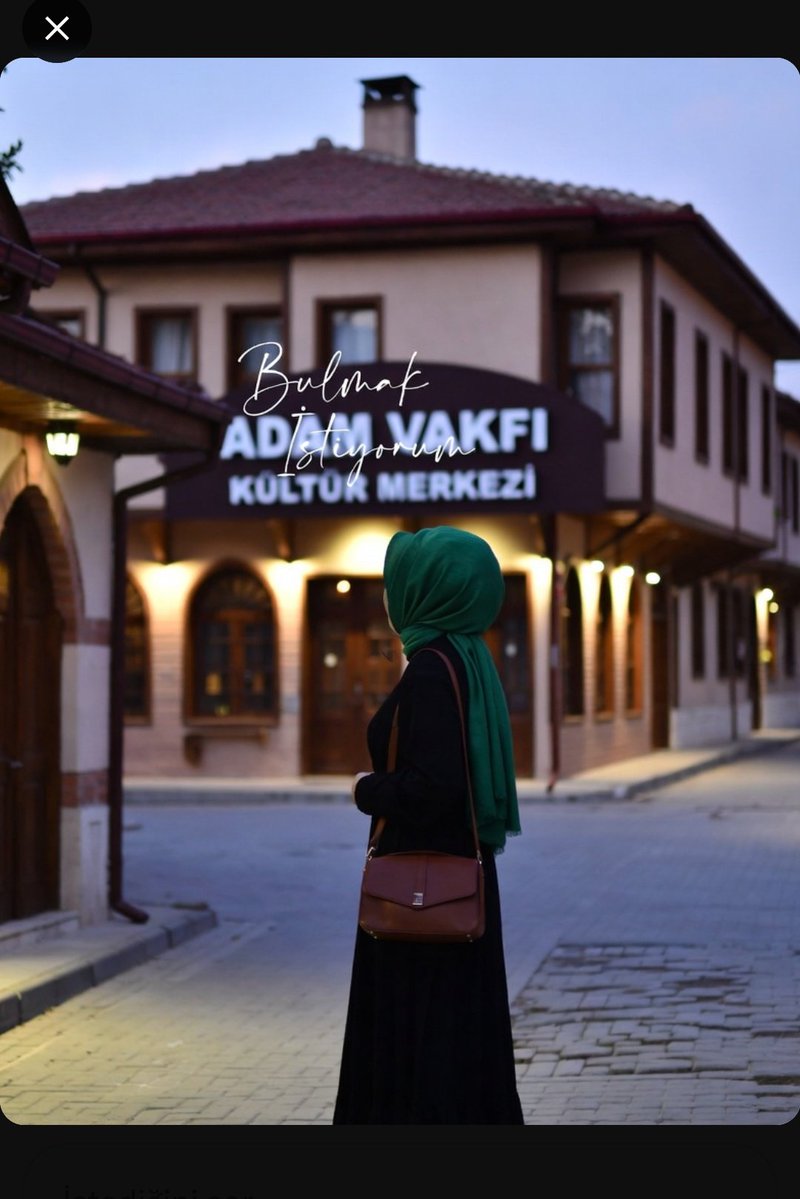 CarliJung's tweet photo. Hamamönü’nde dün ikindi vakti  gözlerimi alamadığım birini gördüm ama konuşamadım..😔

Açık yeşil başörtülü, siyah uzun elbise, kahverengi çantalı, zarif  bir hanımefendi. ADAM Vakfı programındaydı (3 Haziran akşamı).

Tanıyan var mı?Ankara’yı ayağa kaldırıyorum 🔥

RT + yorum 🙏 https://t.co/iMjmCgUZxz