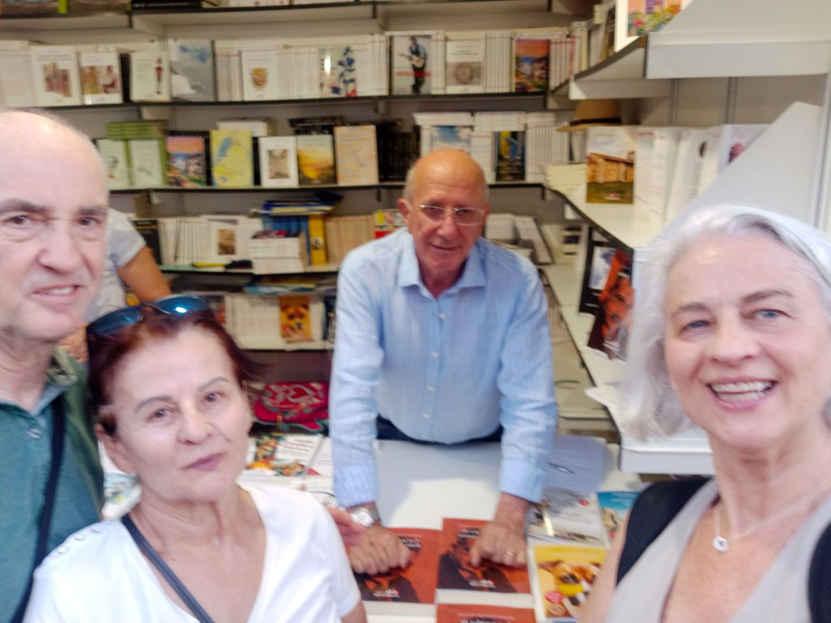Demetrio_F_G's tweet photo. LA SOLEDAD DEL ESCRITOR DE FONDO

O del animal de fondo, para recuperar palabras juanramonianas, que es lo que somos.

Así lo vivimos en la Feria del libro, en compañía de José Luis López y de tantos amigos que acudieron para que les firmáramos «Los papeles de Walter Benjamin». https://t.co/Af8S8Au3WD