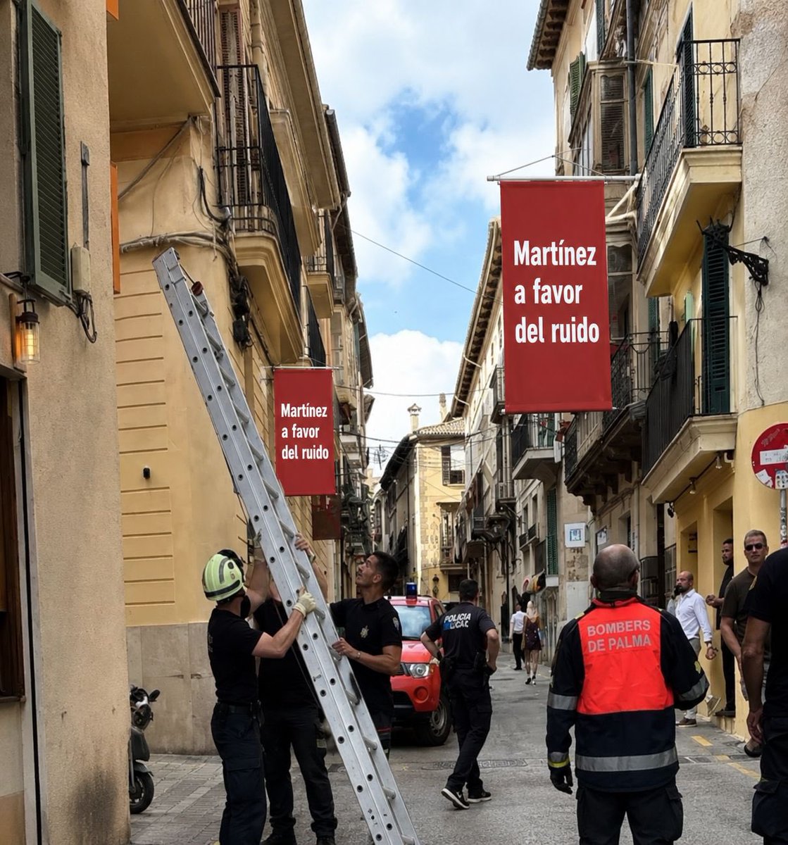 JSdePalma's tweet photo. Los Bomberos retiran a instancias de la Policía Local de Palma los carteles vecinales contra el ruido en la Llotja
https://t.co/z6E122umkD https://t.co/ngAv13tnGj