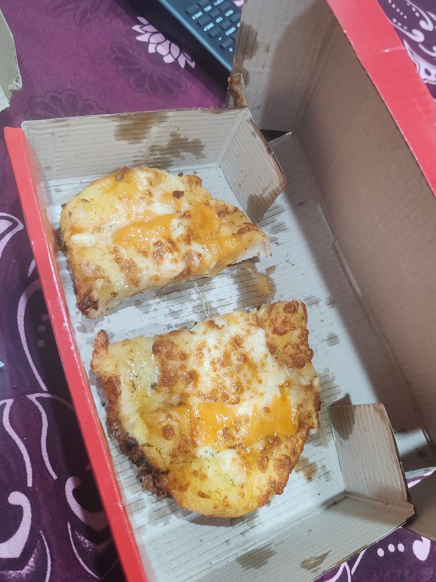 BehlPriyank's tweet photo. @zomato @zomatocare @deepigoyal how can be there 3 pieces of pizza in my order and the garlic bread also looks half eaten. The order was taped and packed correctly, not sure whether it was done by restaurant or delivery boy. This is really unacceptable. https://t.co/PbSCFOQYVv