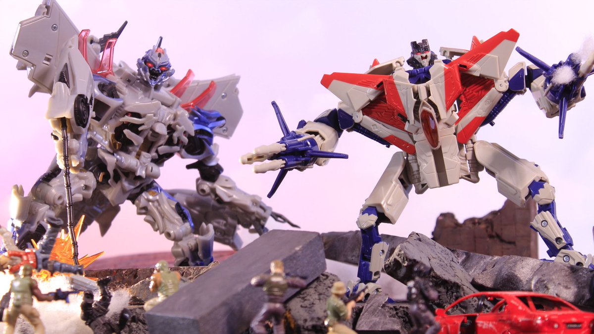 ChrisJAAMmmmm's tweet photo. Military VS Cons 

#transformers #megatron #starscream #maccadam https://t.co/37Nm6KyuY2