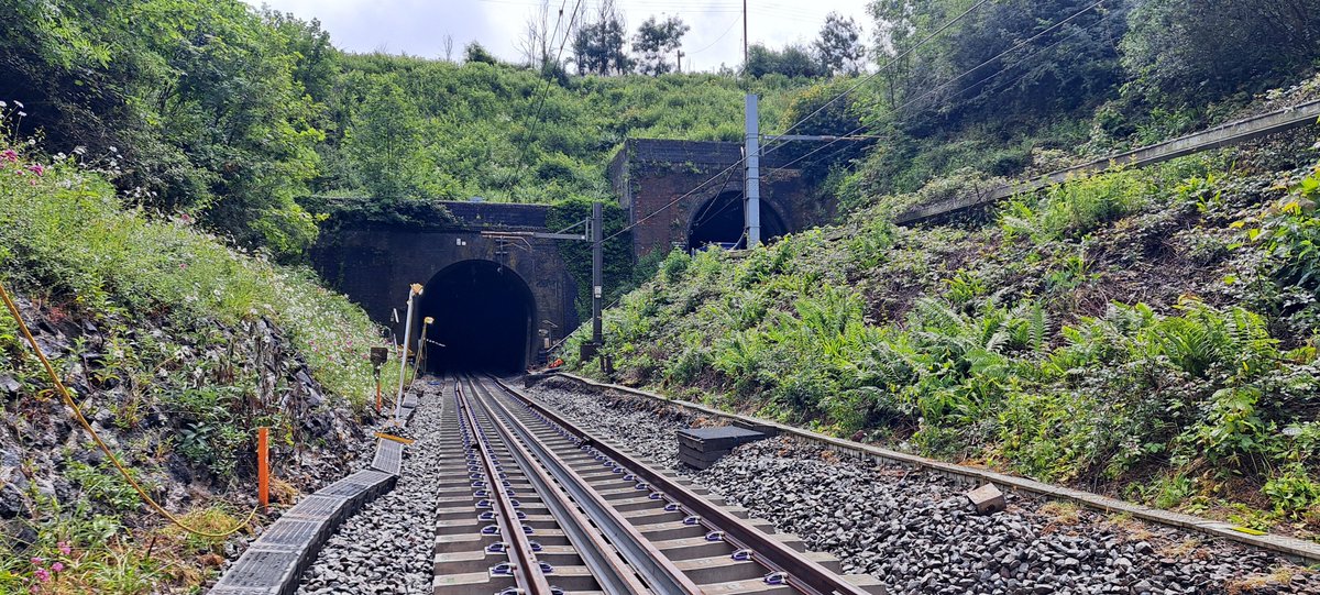 networkrailwest's tweet photo. ⏲️ Approaching the final weekend of our track &amp; drainage renewals in Filton &amp; Patchway.

🛤️ The tamping train's compacting fresh stone around the new track.

🫧 There’s a little more drainage to do before trains resume Tuesday morning.

ℹ️ Check https://t.co/eybkK1GEXN @GWRHelp https://t.co/THa7ExRomK