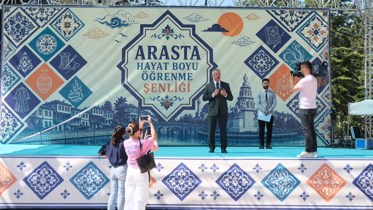 TepebasiMem's tweet photo. Arasta: Hayat Boyu Öğrenme Şenliği Kapılarını Açtı

Tepebaşı İlçe Millî Eğitim Müdürlüğümüz tarafından yürütülen Sevgi Şehri, Gönül Şehri Eskişehir’im projesi kapsamında düzenlenen Arasta: Hayat Boyu Öğrenme Şenliği gerçekleştirildi.

Açılış programında Ahi Evran canlandırması eşliğinde çarşı açılış duası yapılırken; Tepebaşı Kaymakamı Sayın Sadettin Yücel, İl Millî Eğitim Müdür Yardımcıları, İlçe Millî Eğitim Müdürümüz Sayın Mehmet Faideci ile il ve ilçe millî eğitim şube müdürleri etkinliğe katılım sağladı.

Program boyunca sahnede Eskişehir yöresel kıyafetleri defilesi, Türk masalı anlatımı, Ahi Evran’ın ahilik kültürünü anlatan konuşması, Maarif Halk Oyunları Muğla Ekibi gösterisi ve mehteran gösterimi ilgiyle izlendi.

Etkinlik alanında kurulan Arasta dükkânlarında öğrencilerimiz; geleneksel sanat ve zanaatlara yönelik uygulamalı atölye çalışmalarına katılarak kültürel mirasımızı deneyimleme fırsatı buldu. Gün boyunca devam eden eğitimlerde öğrencilerimiz, ustalar ve öğretmenler eşliğinde üretim süreçlerini yakından tanıdı.

Geçmişin bilgi ve tecrübesini geleceğin nesilleriyle buluşturan şenliğimizde emeği geçen tüm yönetici, öğretmen, öğrenci ve paydaşlarımıza teşekkür ederiz.