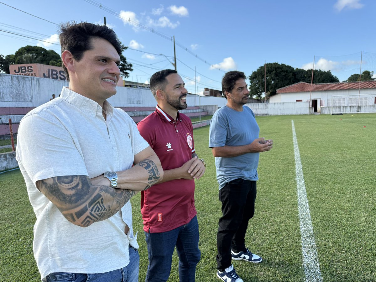 AmericaFCNatal's tweet photo. Recebemos, nesta quinta-feira (4), a visita de Nelson Rodrigues, observador técnico das categorias de base da CBF, no CT Dr. Abílio Medeiros. 🇦🇹🤝

Durante a visita, Nelson conheceu toda a estrutura do Complexo José Vasconcelos da Rocha, incluindo os ambientes destinados ao futebol profissional e às categorias de base, além de acompanhar as atividades desenvolvidas pelos nossos atletas e comissões técnicas.

A visita contou com a presença de Tácito Pegado, coordenador das categorias de base do América, Diego Medeiros, supervisor das categorias de base, Daniel de Paula Pessoa, gerente executivo do futebol profissional, além de membros da diretoria alvirrubra.

Seguimos trabalhando para fortalecer cada vez mais a formação de atletas e o desenvolvimento do futebol do Mecão! 🔴⚪