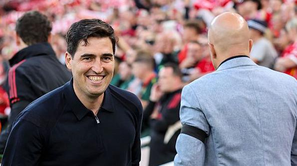 Anfieldbr's tweet photo. Iraola: "Eu diria que é sobre o clube, é sobre Liverpool. Isso é o que realmente me atraiu. Estou ansioso pra receber toda informação. Eu estou falando com todo mundo pra que eu possa entender melhor o clube, tudo que acontece fora do campo e ainda temos tempo. Ainda temos um mês até realmente começar a trabalhar com os jogadores, mas eu gostaria de usar esse mês também pra chegar aqui da maneira correta."
