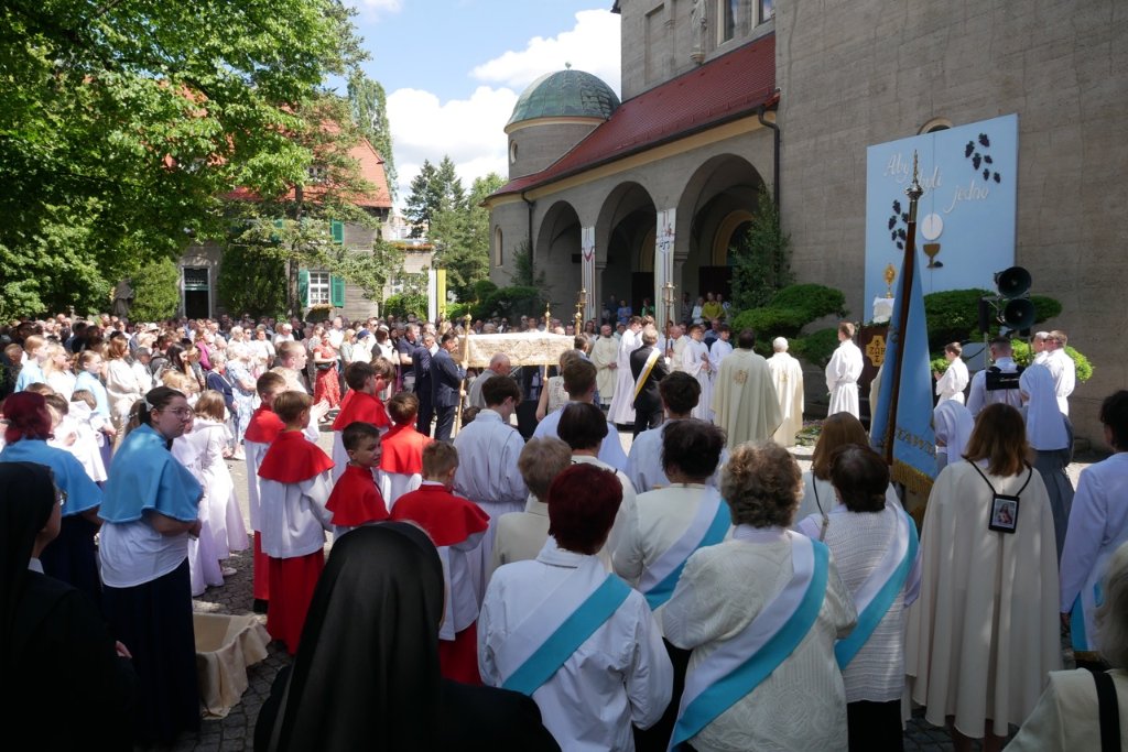 ksMarekLis's tweet photo. Procesja Bożego Ciała przy pięknej pogodzie! https://t.co/jjEWH5Uac0
