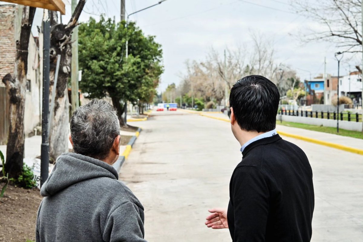 munimalvinas's tweet photo. La calle Hooke de Grand Bourg se encuentra totalmente renovada 👷‍♂️

El intendente @Nardini_Leo habilitó la obra de repavimentación integral de más de 15 cuadras, desde Av. Olivos hasta Guayaquil.

Desde su construcción, hace más de veinte años, no había recibido mejoras, por lo que presentaba un importante deterioro. La repavimentación de esta arteria principal incluyó la construcción a nuevo de losas, favoreciendo la circulación diaria, incluido el tránsito industrial que utiliza la zona, como también el recambio de sumideros.

Esta obra mejora la conectividad del barrio El Primaveral, brinda mayor seguridad vial y permite una mejor circulación para quienes transitan la zona todos los días.

#ObraPublica #GrandBourg #CalidadDeVida