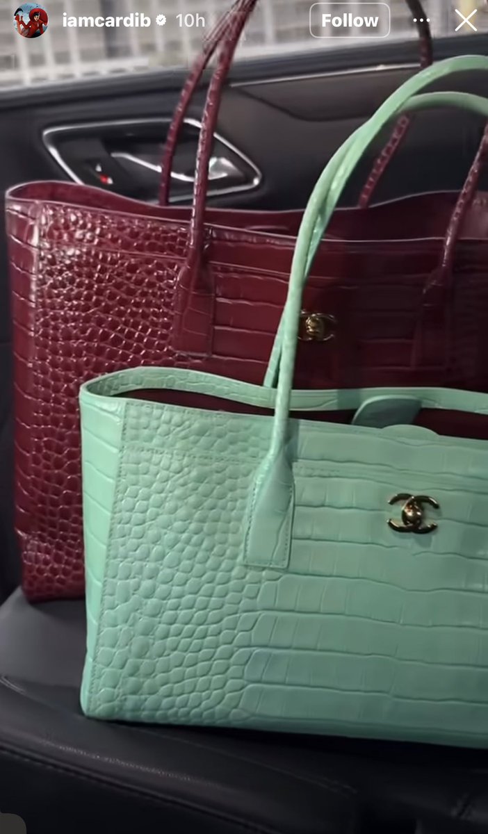 ArmonWiggins's tweet photo. It’s her posting two bags for me while Latto is still open for a conversation …chile…😂🫢 https://t.co/gQnqvY9dFF