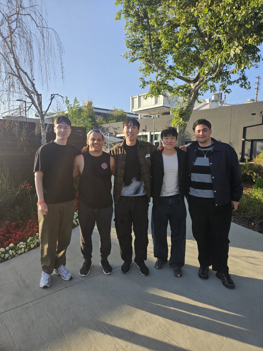 Doublelift1's tweet photo. hanging out with some fans 😎 https://t.co/xUCScIarif