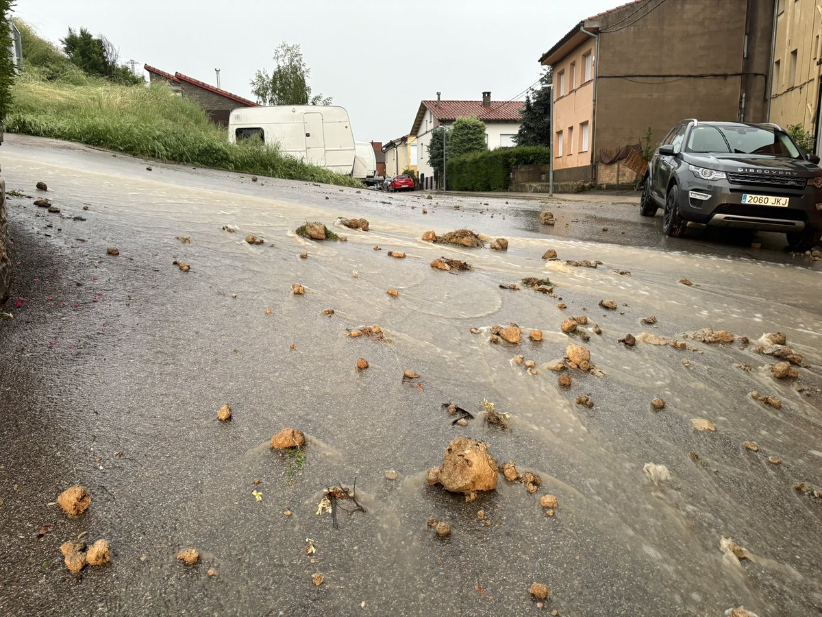 AjVilada's tweet photo. Els @bomberscat treballen en alguns baixos inundats del nucli de #Vilada. 

⚠️ Plaça de la Vinya despreniment que dificulta molt la circulació

⚠️ Atenció al cabal de le riera de Vilada que segueix creixent. 

⛔️ No es pot citcular a la carretera de Vilada a Castell de l’Areny. https://t.co/NN3PHazMgD