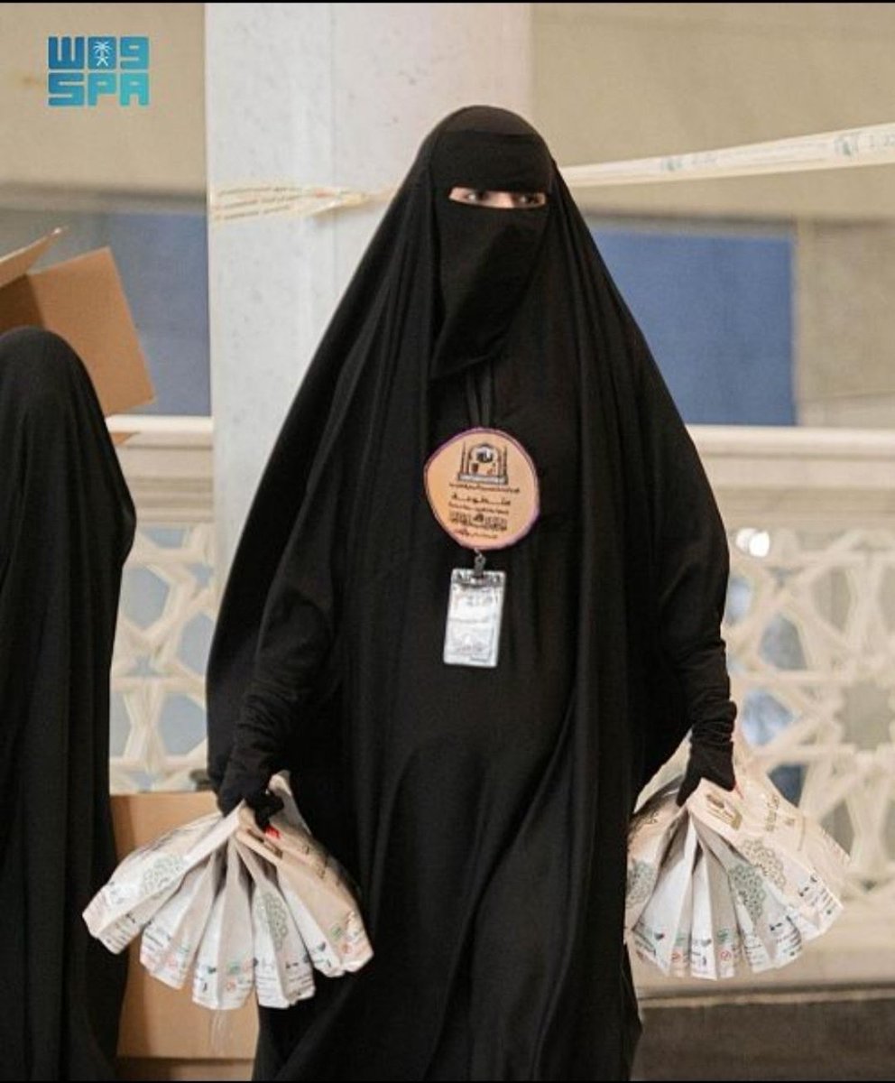 HAYAABDULLAH_SH's tweet photo. #السعوديه 🇸🇦
كفاءات نسائية من بنات المملكة العربية السعودية من منسوبات الهيئة العامة للعناية بشؤون المسجد الحرام والمسجد النبوي الشريف، على مستوى تعليمي عالي..
يقدمن برامج توعوية ونصح وإرشاد بالحكمة والموعظة الحسنة، بالإضافة إلى تفويج الحشود النسائية إلى صحن المطاف لتأدية نسك الطواف وإتمام نسك العمرة بكل يسر وسهولة، وعند قرب وقت الصلاة يجرى تفويج المعتمرات إلى داخل المصليات النسائية القريبة من المطاف أو المسعى بكل كفاءة ومهنية عالية، ويأتي ذلك تسهيلًا لحركة السير وانسيابيتها، وتقديم التوجيه المكاني عن طريق توجيه القاصدات للمصليات النسائية المخصصة لهن، والعمل على منع اختلاط الرجال بالنساء داخل المصليات، وكذلك الإجابة عن أسئلة واستفسارات قاصدات بيت الله الحرام.
#يوم_الجمعه #المسجد_الحرام
