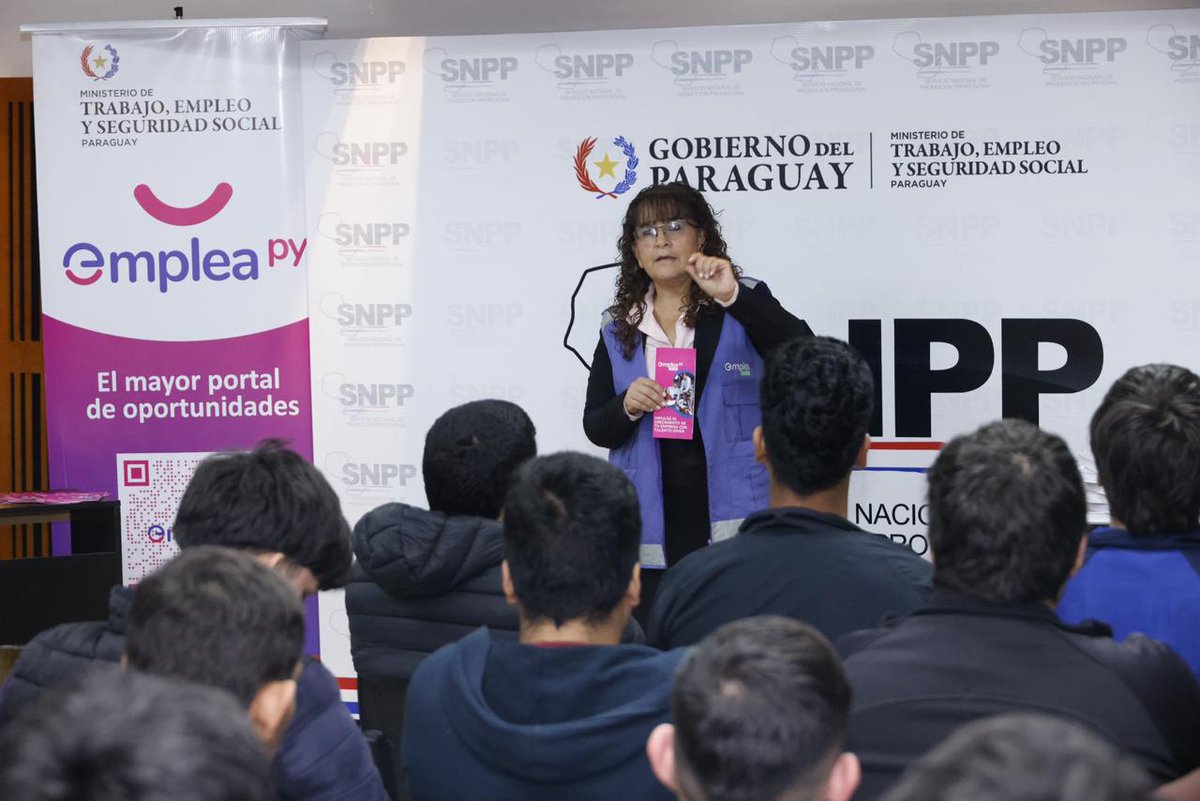 MTESS_PY's tweet photo. #EmpleaPy| Oportunidades de empleo y programas de inserción laboral para jóvenes
Realizamos una charla de orientación dirigida a alumnos de la sede central del @SNPP_Paraguay, donde presentamos las herramientas y servicios de la plataforma EmpleaPy, así como los beneficios del programa de incentivo al empleo juvenil EmpleaPy Joven.
La actividad tuvo como objetivo acercar a los estudiantes al servicio de intermediación laboral del Ministerio de Trabajo, gestionado a través de la Dirección General de Empleo, que facilita la vinculación de jóvenes con oportunidades de trabajo formal.
Asimismo, se dieron a conocer los beneficios de EmpleaPy Joven, una iniciativa que promueve el acceso al empleo mediante incentivos que favorecen la contratación formal.