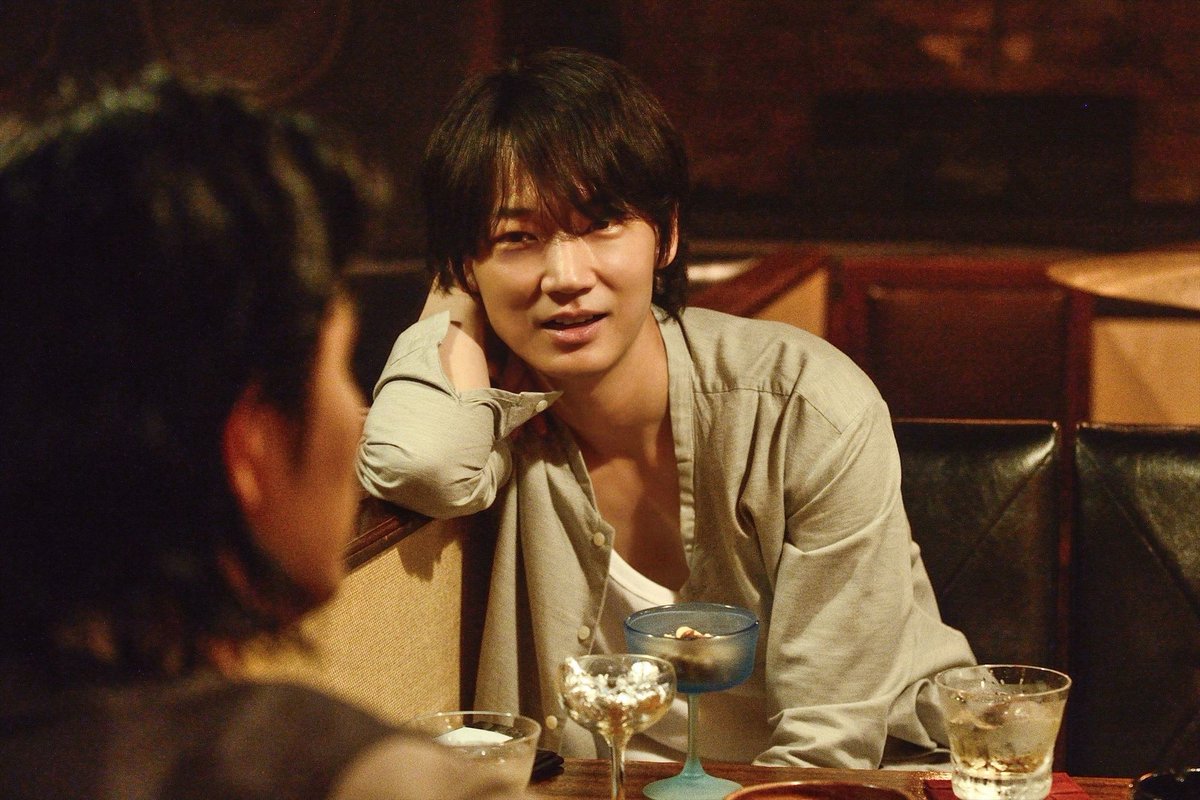 goodtimetheater's tweet photo. 綾野剛演じるサラリーマンが転職先の"ちょっと強引で人懐っこい同僚''の松田龍平に恋してしまい、「俺たちって一体何なんだろう...でも好きって伝えて今の関係を壊したくない...」とめちゃくちゃ葛藤するけど、「視線」からもう"好き"がダダ漏れしてしまっている切なすぎる片思い映画が『影裏』 https://t.co/Np4SpzHdtS