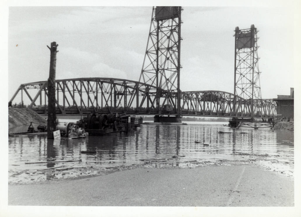 IbrProgram's tweet photo. The aging Interstate Bridge wasn't designed to withstand earthquakes. 

A replacement bridge will keep this vital crossing over the Columbia River operational, allowing travelers, communities and emergency services to access the bridge in the event of a significant seismic event. https://t.co/VNflH8RiwT