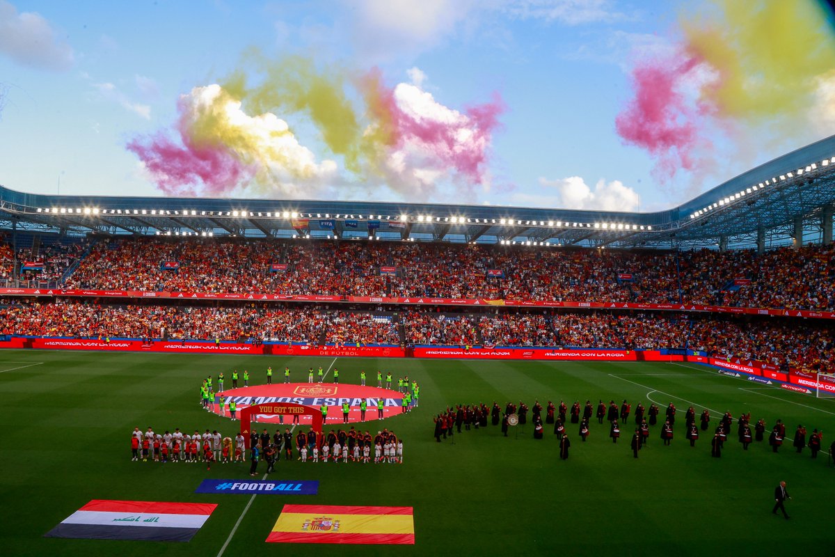 rfef's tweet photo. 📸 El presidente de la @rfef vive en un Riazor repleto el último partido de la @SEFutbol en España antes del Mundial. 🇪🇸-🇮🇶

🎶 La Real Banda de Gaitas da @DeputacionOU ha interpretado el himno nacional sobre el césped del estadio coruñés.

#VamosEspaña | #CopaMundialFIFA https://t.co/mRraQnuSAY