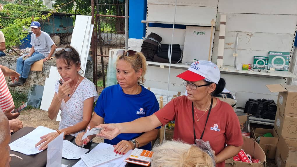EcuseSA's tweet photo. Con éxito se llevó a cabo la feria comercial de ECUSE en la comunidad de  Santa Fe, Playa. Por la campaña del Día de los Padres. ¡Una bonita jornada en familia!" https://t.co/Y4aLRRVfZ0