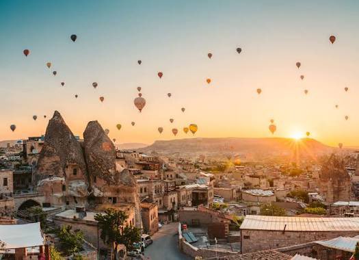Uygarsaa's tweet photo. Türkiye/Göreme Havada Görsel Şölen #gezgin #doga #göreme #balon #kamp 
#gezgin_buradaydı #solo_but_not_alone https://t.co/GPQWzTxP1E