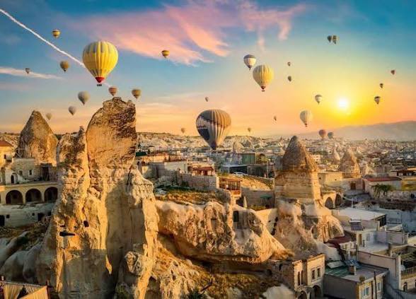 Uygarsaa's tweet photo. Türkiye/Göreme Havada Görsel Şölen #gezgin #doga #göreme #balon #kamp 
#gezgin_buradaydı #solo_but_not_alone https://t.co/GPQWzTxP1E