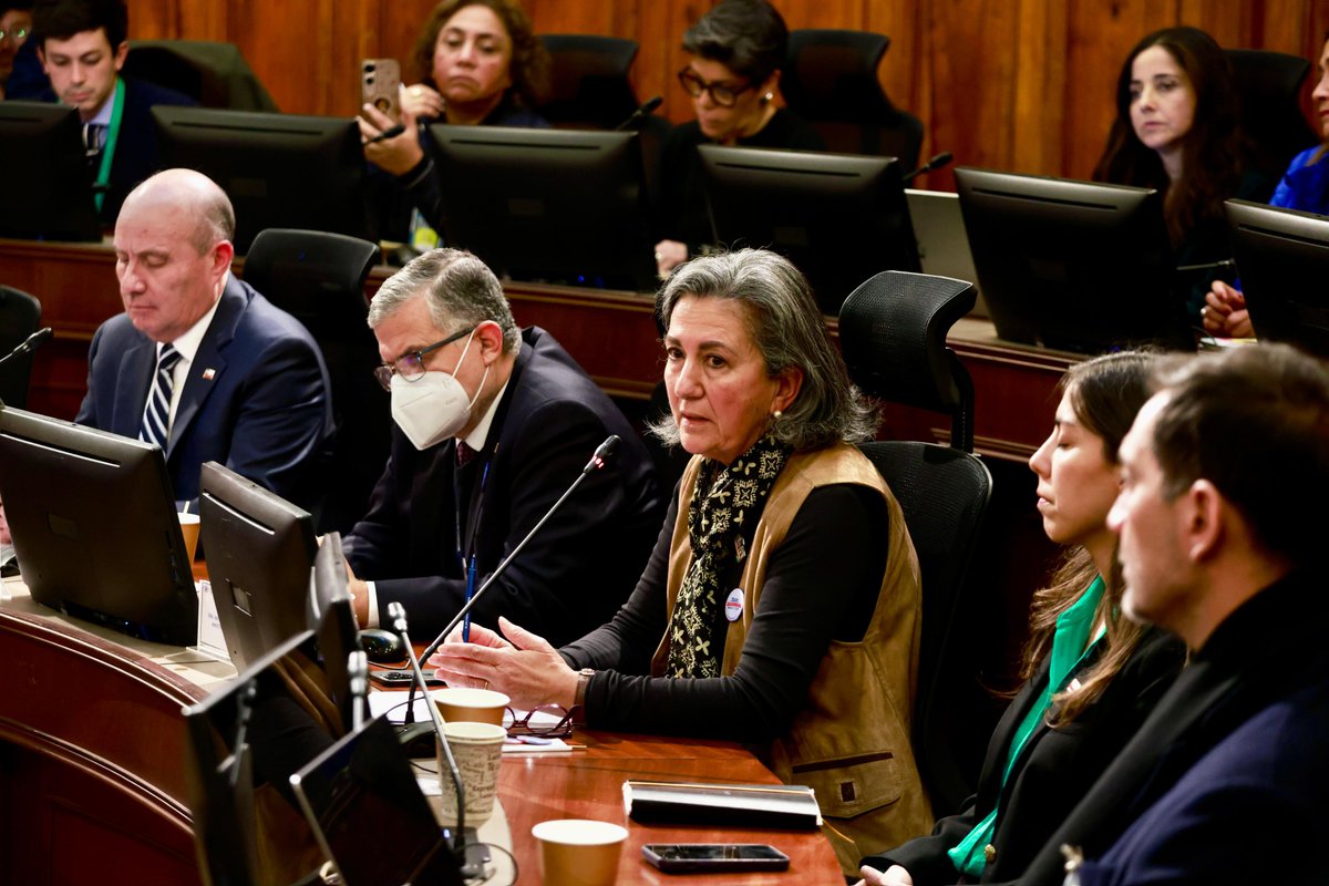 ministeriosalud's tweet photo. 📍La ministra de Salud, May Chomali, junto a los subsecretarios de Salud Pública y Redes Asistenciales, participó en la Comisión de Salud del Senado, donde abordó el ajuste del 2,5% al presupuesto del Minsal, reiterando que su implementación se realizará con foco en la eficiencia y sin afectar la atención de pacientes.