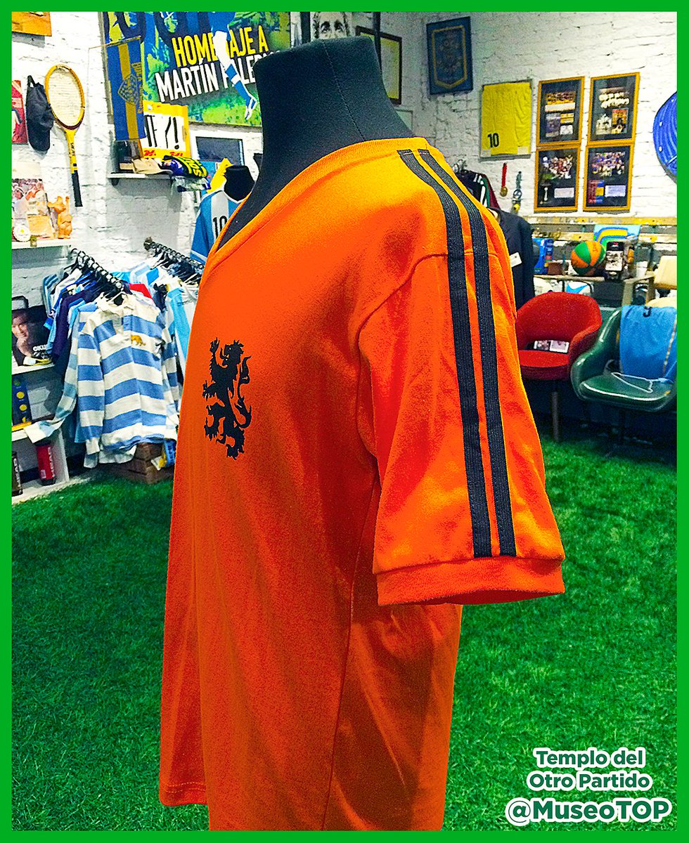 MuseoTOP's tweet photo. 04-06-2026. Día 4 de MuseumWeek: la camiseta de dos tiras de Cruyff brilla en el TOP, el Museo de Marketing Deportivo de Claudio Destéfano. Historia completa en Instagram 👉 @museoTOP. Contenido: @mlopezarce #MuseumWeek2026 #MuseoTOP #MarketingDeportivo #IfObjectsCouldSpeakMW https://t.co/HHNFkDCNYv