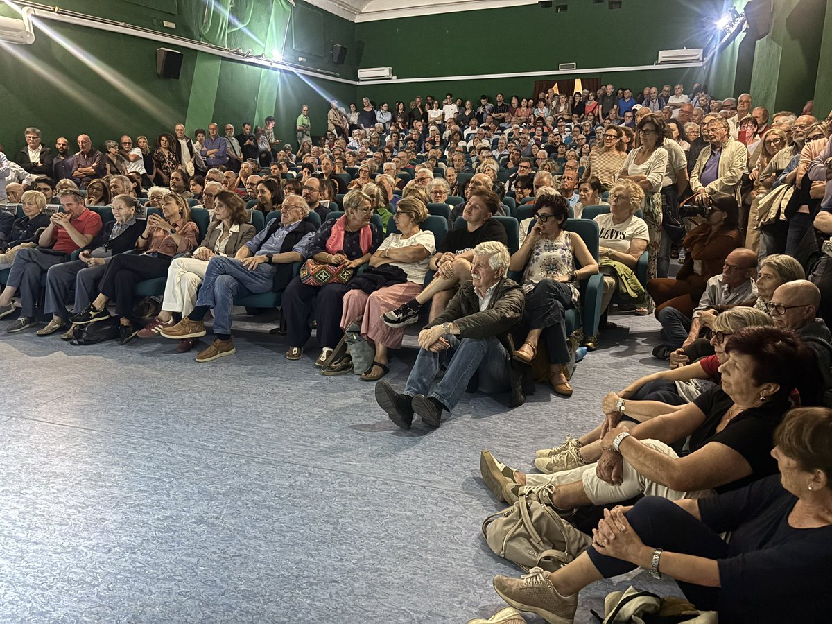 pbersani's tweet photo. Siamo diventati troppo pragmatici ma c’è un mondo che ci pone questioni enormi. Gaza per esempio. Io ho più di settant’anni ma ho dentro i miei venti: tutti ce li abbiamo. Risvegliamoci un po’! 3/3 https://t.co/IFkkatiT4F