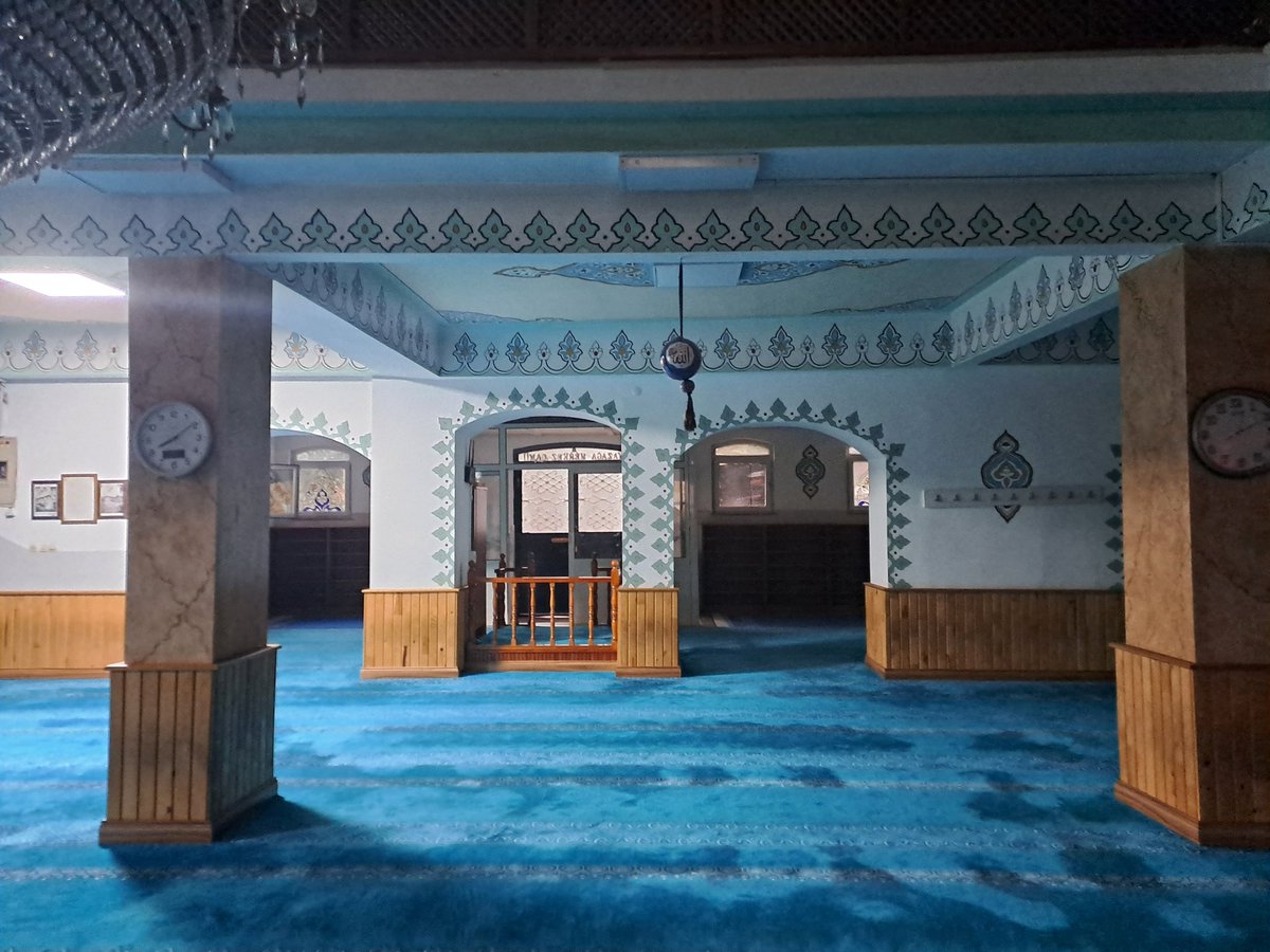 BerkentIn's tweet photo. Mihrabı ve vaaz kürsüsü çini döşeli, minberi ise ahşaptır. Tavanları kalem işi süslemelerle bezenmiştir. Gerek çinileri, gerek tavan süslemeleri, gerek harimi (iç mekân) kaplayan halıyla, camide mavi renk hâkimdir. 
#Ayazağa https://t.co/jxiZCm65Dl
