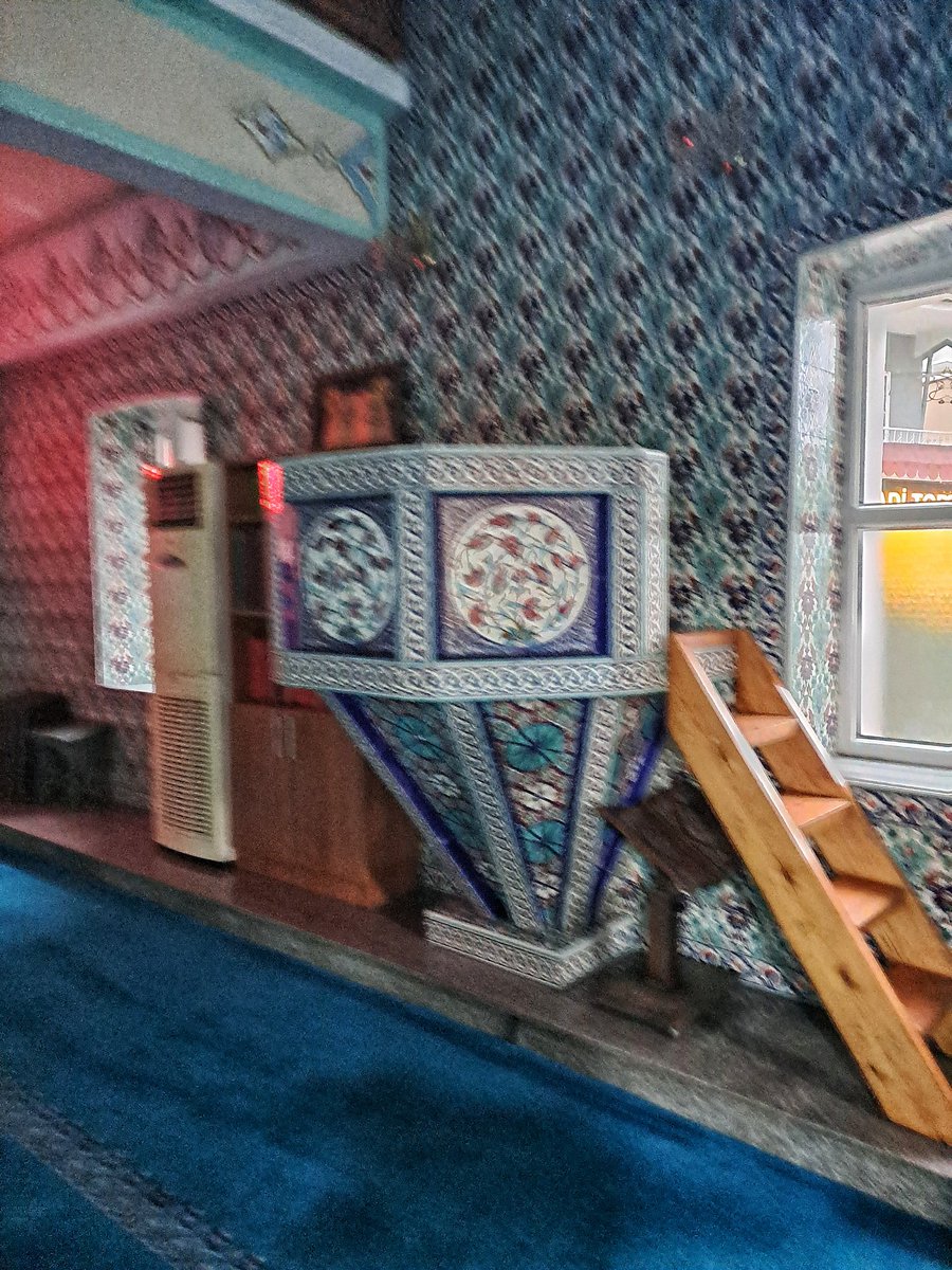BerkentIn's tweet photo. Mihrabı ve vaaz kürsüsü çini döşeli, minberi ise ahşaptır. Tavanları kalem işi süslemelerle bezenmiştir. Gerek çinileri, gerek tavan süslemeleri, gerek harimi (iç mekân) kaplayan halıyla, camide mavi renk hâkimdir. 
#Ayazağa https://t.co/jxiZCm65Dl