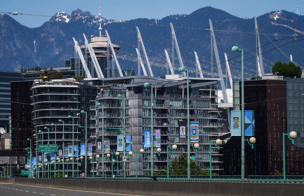 El_Universal_Mx's tweet photo. 🏟️ Así luce Vancouver, sede canadiense del Mundial 2026 

🇨🇦 Vancouver, una de las dos sedes de Canadá del Mundial de fútbol de 2026, recibirá el torneo como escaparate de una ciudad compacta, diversa y abierta al Pacífico, marcada por su paisaje de montañas, mar, rascacielos y barrios multiculturales.

⚽  La ciudad acogerá siete partidos en el estadio BC Place. 
 
📸 Fotos: AP