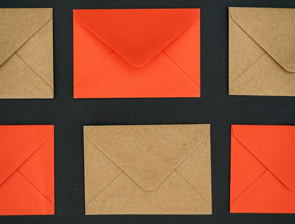 AdguardFr's tweet photo. 📬 AdGuard Mail v1.5 : un nouveau look, une utilisation fluide

Nous n'avons pas pour habitude de crier sur tous les toits l'arrivée des mises à jour intermédiaires, mais la version 1.5 contient tellement d'améliorations qui facilitent votre quotidien qu'il serait dommage de la laisser passer sous le radar. Des nouveautés visuelles aux interactions simplifiées en passant par des mises à jour plus intelligentes, cette version vise à rendre l'application plus agréable à utiliser.

Voici ce que vous remarquerez dès la mise à jour :

📬 Une interface utilisateur plus épurée et sans risque d'erreur
Nous avons rafraîchi la palette de couleurs et entièrement repensé la navigation. Dites adieu aux gestes de balayage qui vous faisaient supprimer des e-mails par inadvertance : tout est désormais associé à des boutons d'action clairs et visibles.

📬 Les adresses e-mail temporaires occupent le devant de la scène
Nous mettons progressivement l'accent sur les adresses e-mail temporaires, et l'écran principal de l'application en tient désormais compte. Ne vous inquiétez pas, vos alias de messagerie préférés n'ont pas disparu — ils sont simplement passés au second plan

📬 Des mises à jour transparentes dans l'application
Plus besoin de vous plier en quatre pour rester à jour. Dès qu'une nouvelle version est disponible, AdGuard Mail vous en informe. Un simple clic, et vous utilisez la dernière version

Nous voulons connaître votre avis ! Nous recueillons activement vos commentaires pour continuer à améliorer l'application. Mettez à jour dès aujourd’hui, testez la nouvelle mise en page et faites-nous part de vos impressions via notre formulaire de commentaires — et oui, nous lisons vraiment chaque message : https://t.co/jxdMySP3l0

Lisez l'article complet ici : https://t.co/35ALyYQWFE
