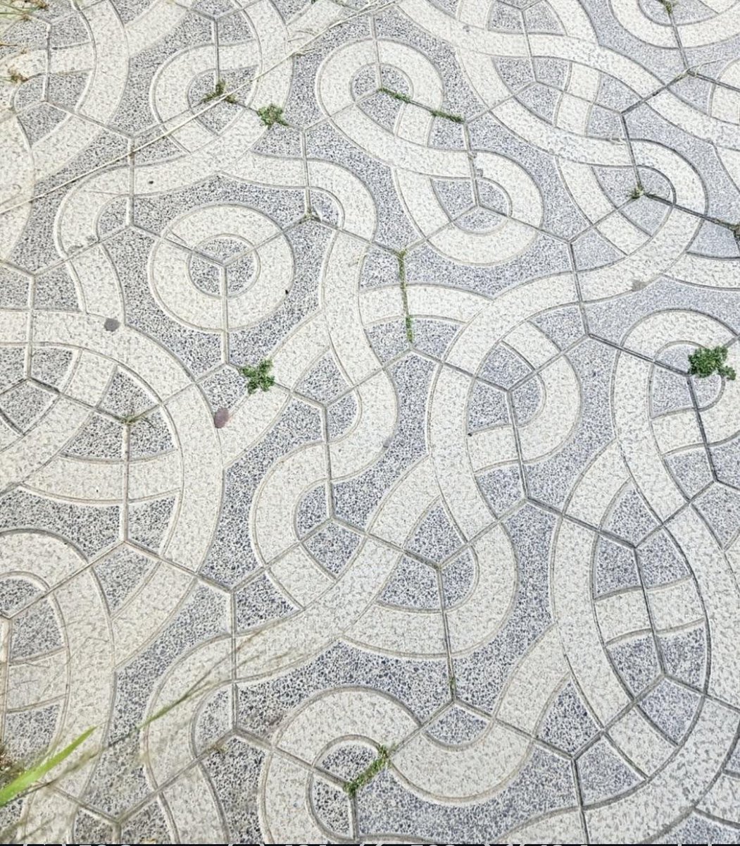 luscafusca150's tweet photo. A parte legal de um piso em hexágono são as possibilidades: Não existe nenhuma peça diferente nessa imagem, todas são idênticas. https://t.co/3LkowiLaz8