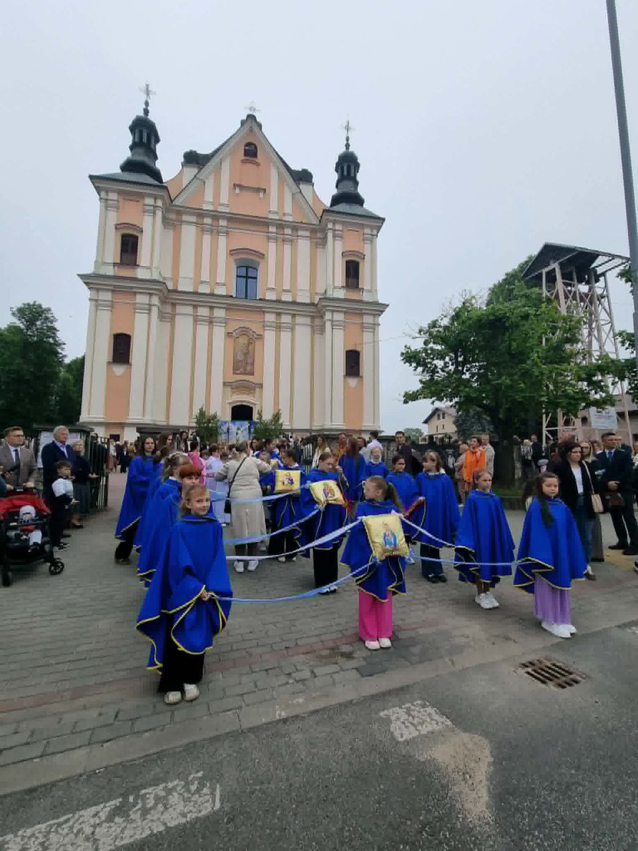 DiecSiedlce's tweet photo. #BożeCiało #procesja w parafii Podwyższenia Krzyża Świętego #Łuków. https://t.co/DU3yEKggp5