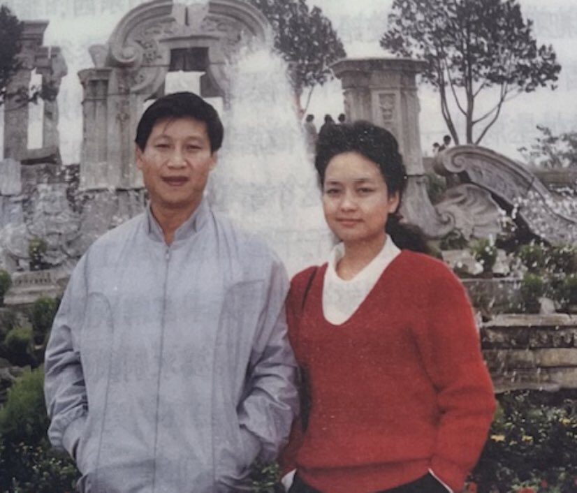 QuanLujun's tweet photo. 左侧：

习与妻子彭在六四天安门抗议期间

右侧：

彭在天安门广场向实施戒严的部队演唱，在他们屠杀了学生之后 https://t.co/OwAAW6HtOP