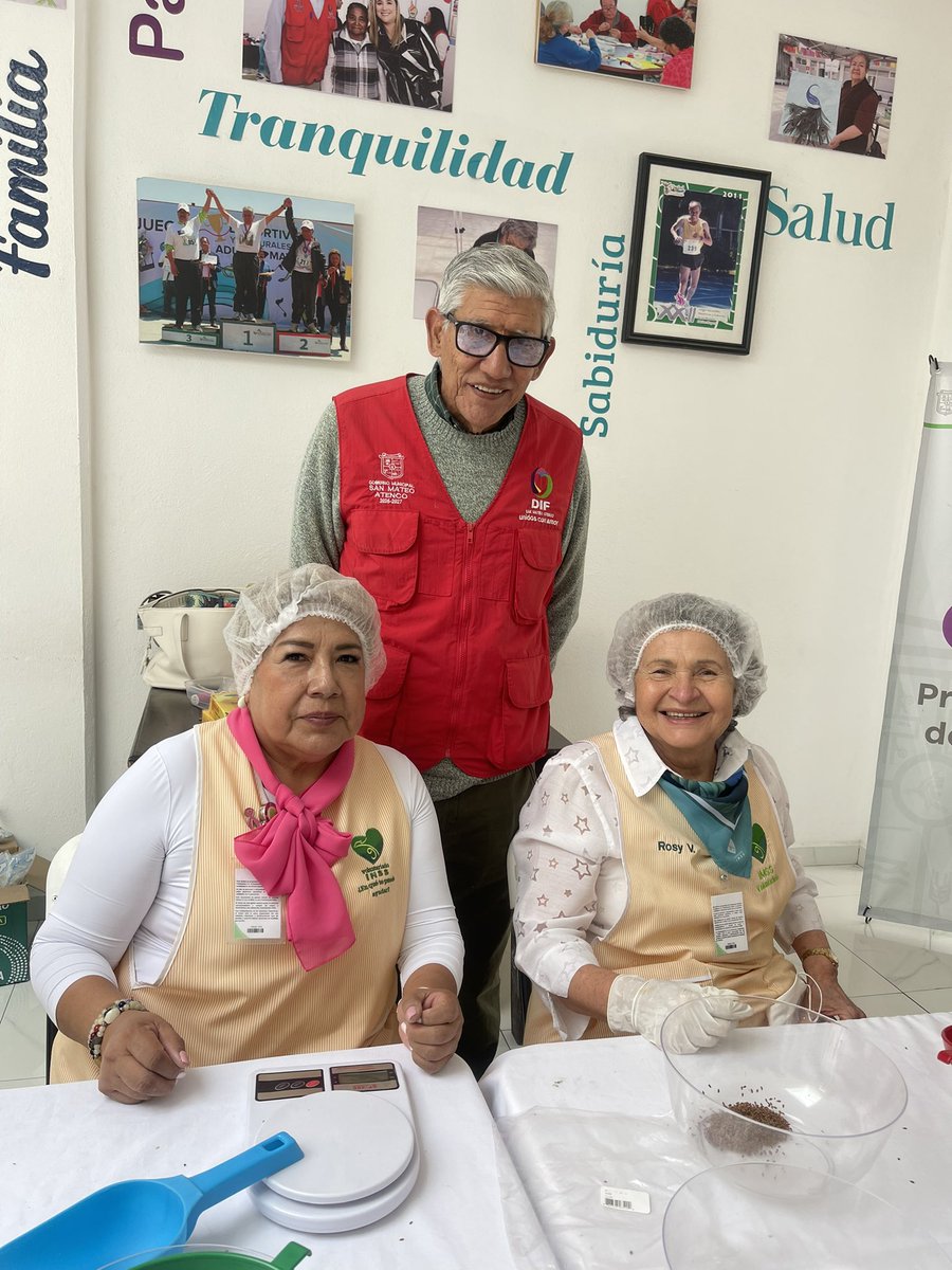 DIFSMA's tweet photo. El presidente honorario, @oscarfmuniz, acompañó a las usuarias de las #CasasDeDía en el taller de elaboración de prótesis mamarias artesanales impartido por el #Voluntariado del #IMSS promoviendo la solidaridad y apoyo a mujeres sobrevivientes de cáncer de mama.
#UnidosConAmor🩷 https://t.co/K8g12VAGpO