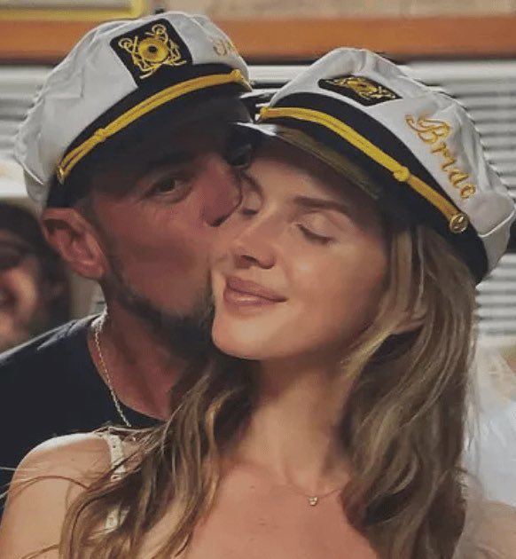 Indie5051's tweet photo. El esposo de Lana Del Rey, Jeremy Dufrene, respondió a un comentario que acusaba a la cantante de ser partidaria de Donald Trump:

«Qué comentario patético.» https://t.co/f4uK51Zo5N